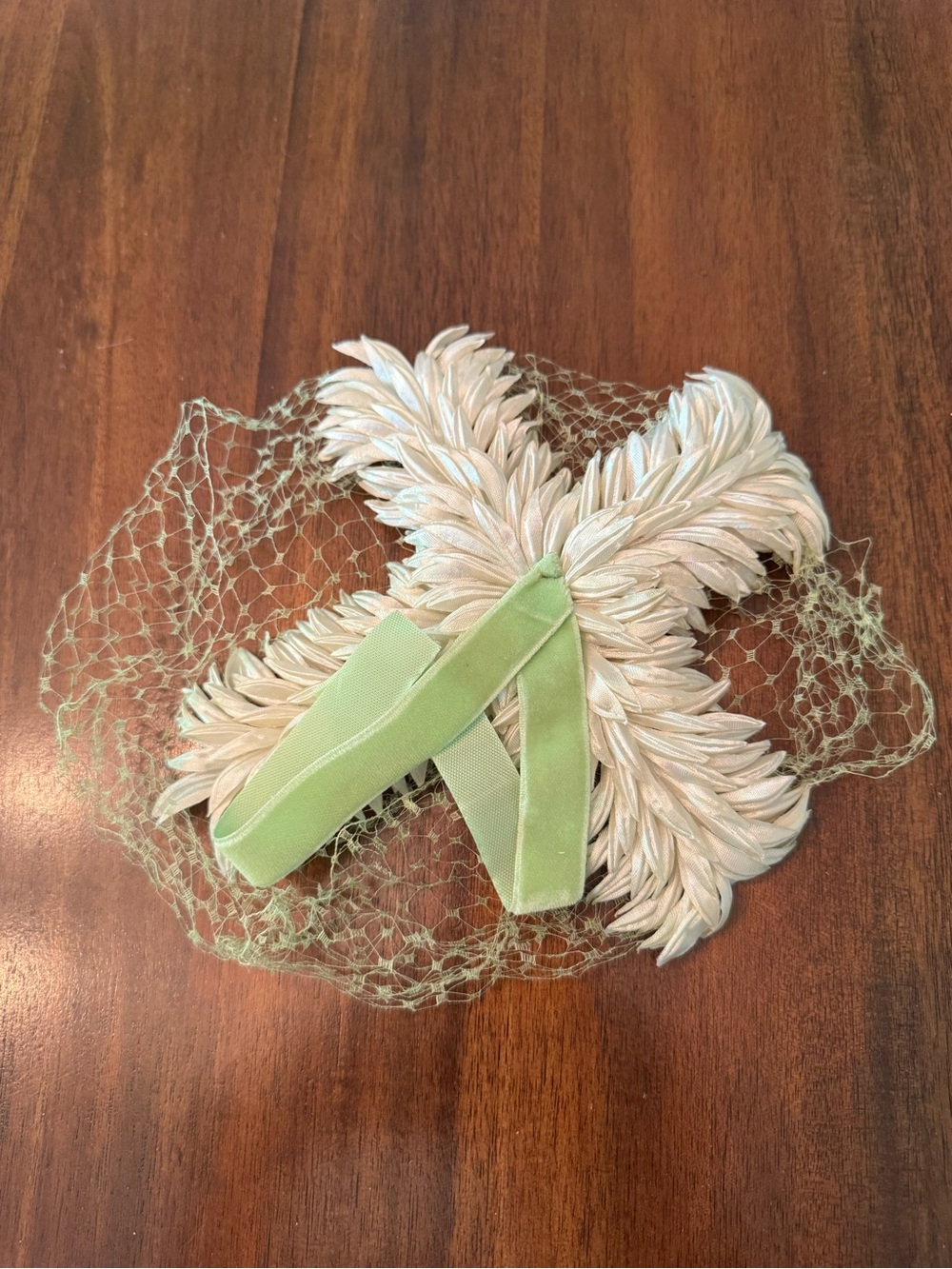 Vintage 1950s Cream Ribbon Feather Fascinator Hat Green Veil